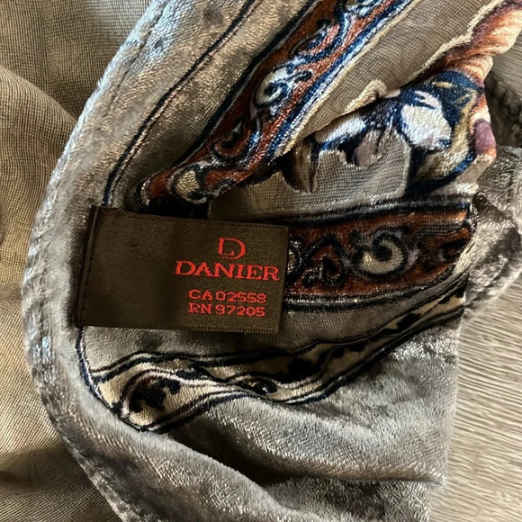 Danier infinity scarf - Picture 5 of 6